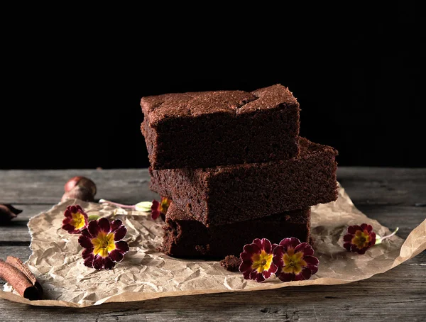 Stapel von gebackenen quadratischen Stücken Schokoladen-Brownie-Kuchen — Stockfoto