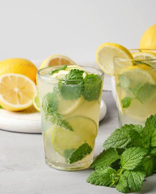 limon, nane yaprakları, bir gl kireç ile ferahlatıcı içecek limonata