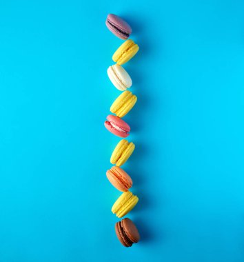 krema ile yuvarlak çok renkli pişmiş makarnalar 