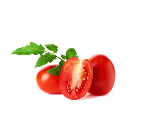 Tomates enteros rojos maduros y rodajas sobre un fondo blanco — Foto de Stock