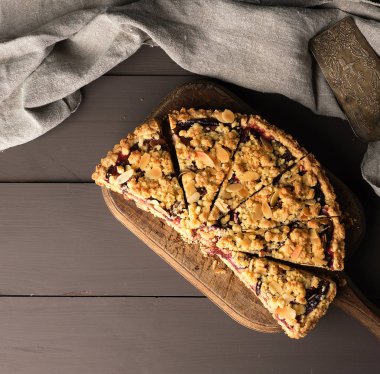 yarım erik pasta kahverengi bir ahşap kesme tahtası üzerinde ufalamak