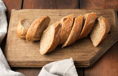 ahşap kesme tahtası üzerinde dilimlenmiş çavdar unu baget