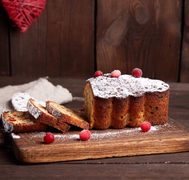 parçalara kesilmiş geleneksel Noel pastası stollen 