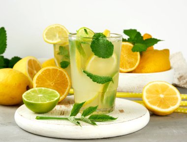 limon, nane yaprakları, kireç ile yaz serinletici içecek limonata 