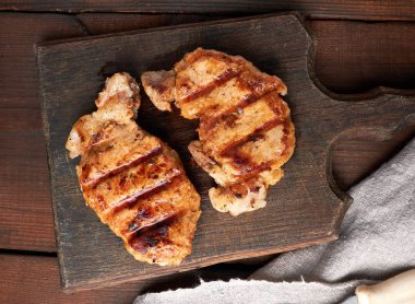 domuz kızarmış biftek bir vintage kahverengi ahşap tahta üzerinde yatıyor