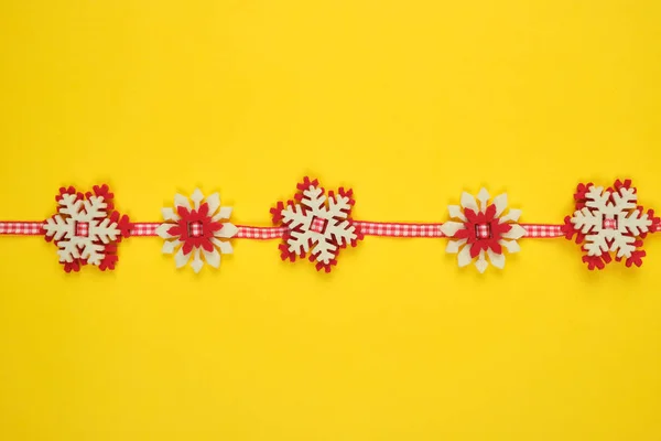 Karangan bunga Natal dengan ukiran kepingan salju di pita merah — Stok Foto