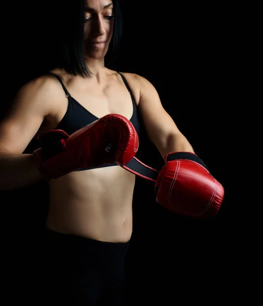 Schöne junge Mädchen von athletischem Aussehen mit schwarzen Haaren dres — Stockfoto