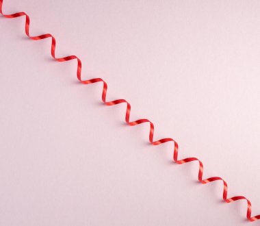 bir leylak arka plan üzerinde kağıt serpantin, düz yatıyordu