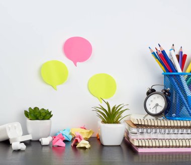 defter yığını, mavi cam renkli kalemler