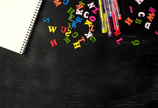 Veelkleurige kleine houten letters van het Engelse alfabet op een b — Stockfoto