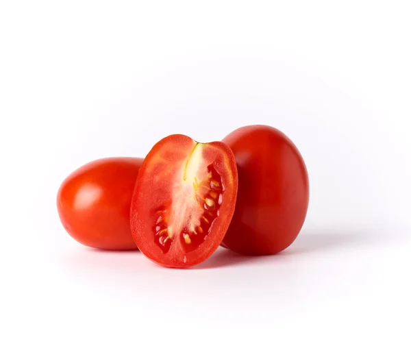 Mogna röda hela tomater och bitar på en vit bakgrund, — Stockfoto