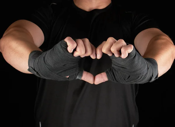 Sportowiec pokazuje symbol serca — Zdjęcie stockowe