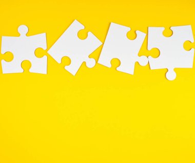 sarı arka planda boş beyaz büyük bulmacalar