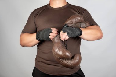 genç adam duruyor ve ellerini çok eski vintage kahverengi bo koyar