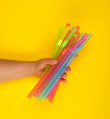 kadın el tutan çok renkli plastik kokteyl tüpleri