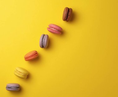 çok renkli pişmiş yuvarlak makaronlar çeşitleri 