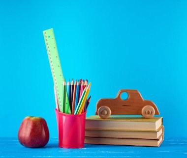 çocuk kırtasiye kalemleri ile okula arka plan geri