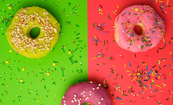 Ronde verschillende donuts met hagelslag op een heldere multi-gekleurde — Stockfoto