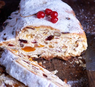 Geleneksel Avrupa Noel pastası, s ile ev pişmiş stollen