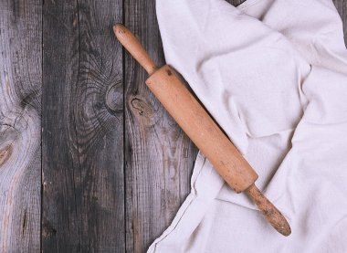 gri keten peçete üzerinde eski kahverengi ahşap oklava