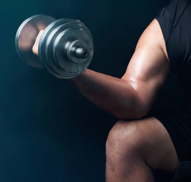 büyük pazı ile bir adamın eli çelik tip ayar dumbbel tutar