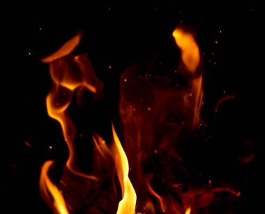 parlak turuncu ve sarı renkli alevler ile sparks, yakın çekim