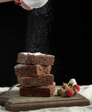 kare pişmiş brownie çikolatalı kek dilimleri yığını wi serpilir