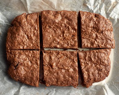 üzerinde çatlak yüzeyli dikdörtgen pişmiş brownie çikolatalı kek