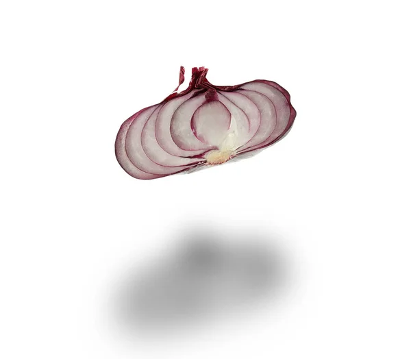 흰색 배경에 고립 된 껍질에 반 빨간 양파 — 스톡 사진