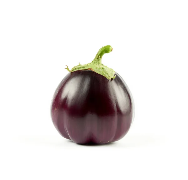 Hele ronde paarse verse aubergine met groene basis geïsoleerd op WH — Stockfoto