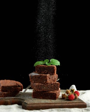 kare pişmiş brownie çikolatalı kek dilimleri yığını wi serpilir