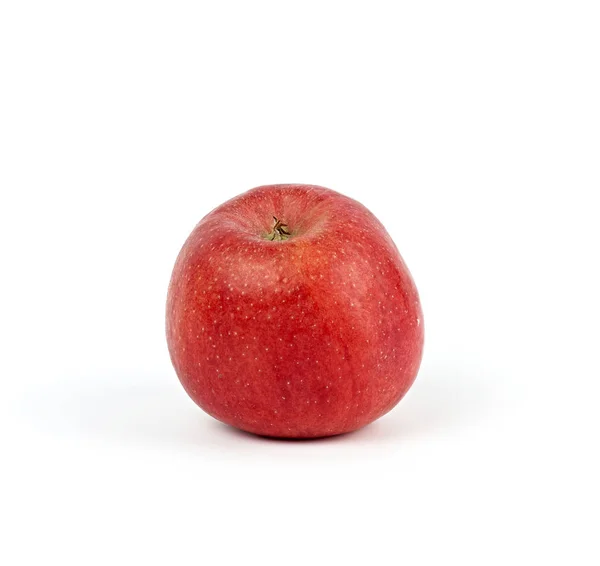 Dojrzałe czerwone okrągłe jabłko na białym tle, jesienne żniwa — Zdjęcie stockowe