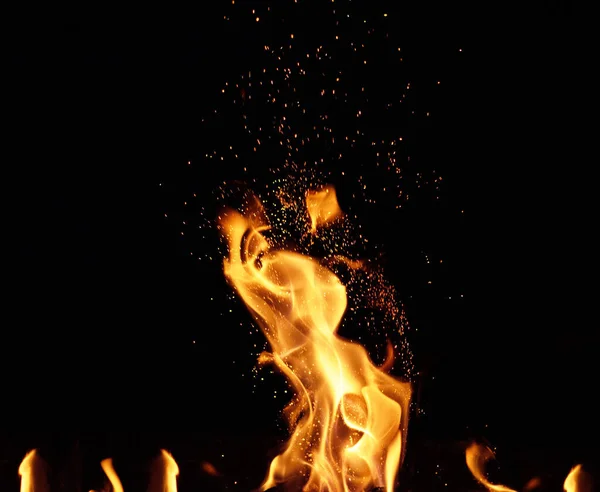 Grande fogueira ardente com chama e faíscas de laranja que voam em d — Fotografia de Stock