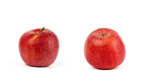Dwa dojrzałe czerwone okrągłe jabłka na białym tle — Zdjęcie stockowe