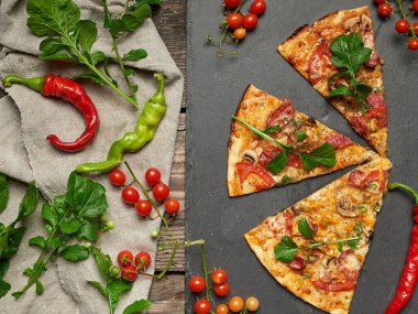 Mantarlı ve füme sosisli üçgen pizza dilimi.,