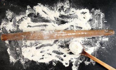 çok eski bir ahşap raptiye siyah arka planda, üst manzara