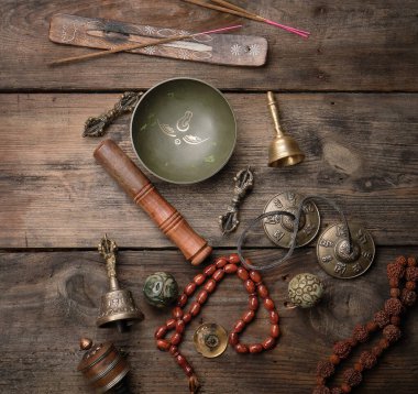 Bakır şarkı kase, dua boncuklar, dua davul ve diğer Tibetli