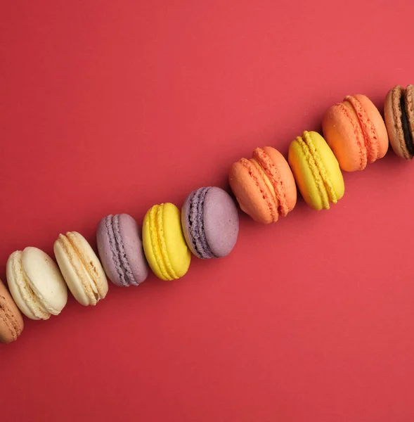 Ronde multi-gekleurde gebakken Macarons met room liggen in een lijn — Stockfoto