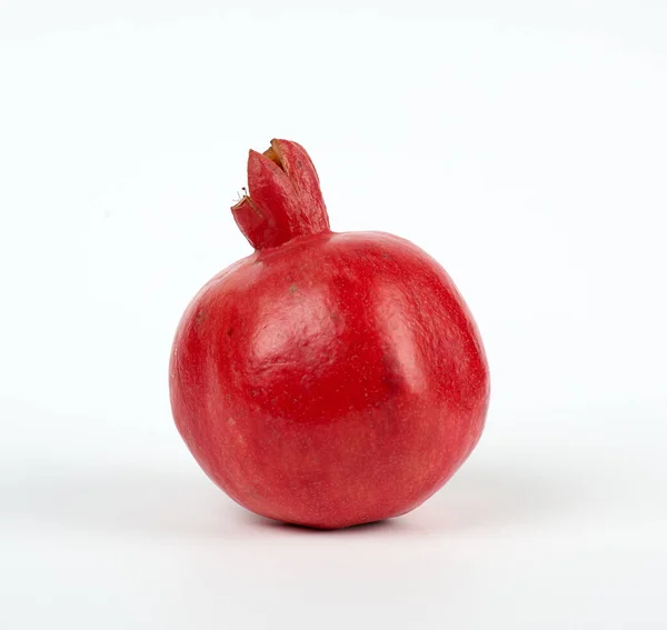 Reife rote Granatäpfel in einer Schale auf weißem Hintergrund — Stockfoto