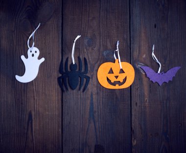 Ahşap arka planda renkli keçeli figür