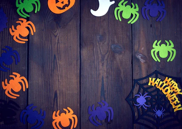 Bunte Filzspinnenfiguren, Spinnweben auf braunem Holzboden — Stockfoto