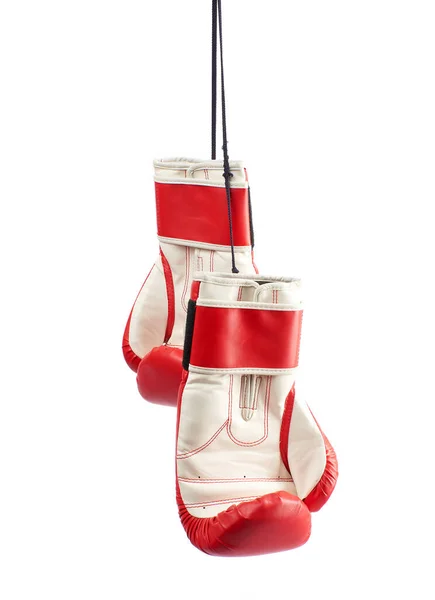 Paire de gants de boxe en cuir rouge suspendus à une corde noire — Photo