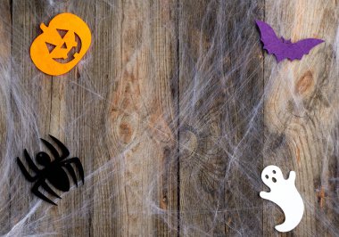 Beyaz örümcek ağı ve oyulmuş balkabağı şekilli keçeli kalem.