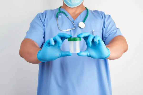 파란색 유니폼과 라텍스 장갑에 의사는 빈 plas 개최 — 스톡 사진