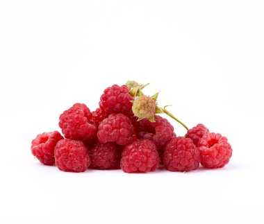 Olgun sulu kırmızı ahududular beyaz bir kümeste toplandı.