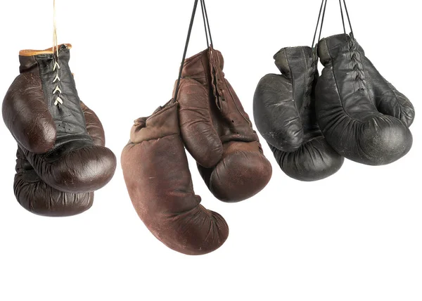 Trois paires de très vieux gants de boxe vintage en cuir accrochés — Photo