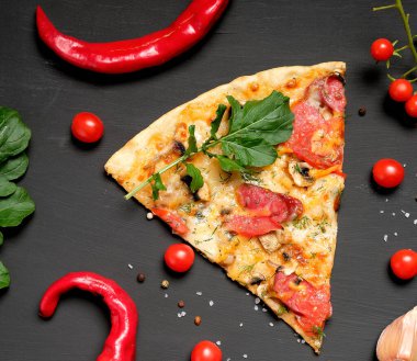 Mantarlı ve füme sosisli üçgen pizza.,