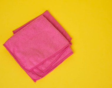 Sarı arka planı temizlemek için katlanmış pembe paçavralar.