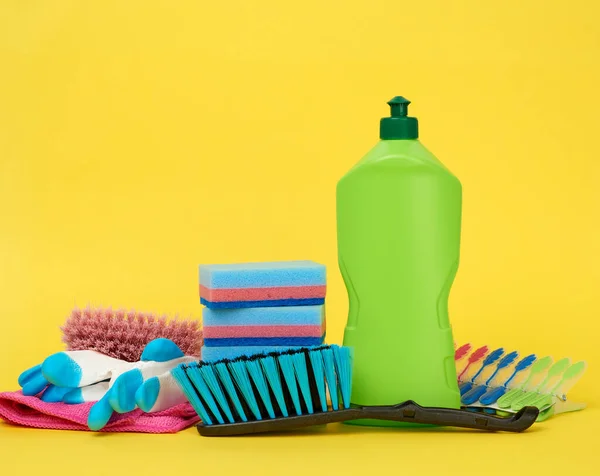 Gumikesztyű Tisztításhoz Többszínű Szivacs Kefe Tisztítófolyadék Zöld Műanyag Palackban Sárga — Stock Fotó