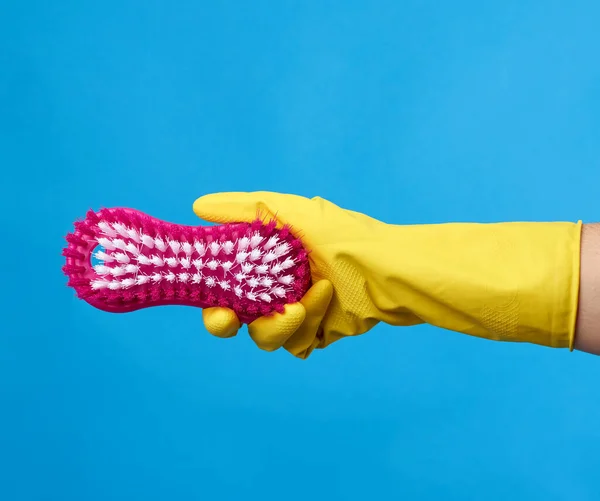 Hand Een Gele Rubberen Handschoen Voor Het Reinigen Van Een — Stockfoto